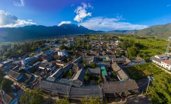 Walking Lijiang Yard (Baisha Ancient Town Branch)