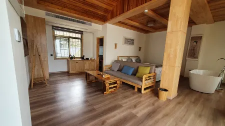 Chenghe County Chouling Cloud Half Room Homestay Отели в г. Цженхэ