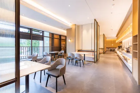 Zhaoqing Qixingyan Xinghuyifang  Atour Hotel