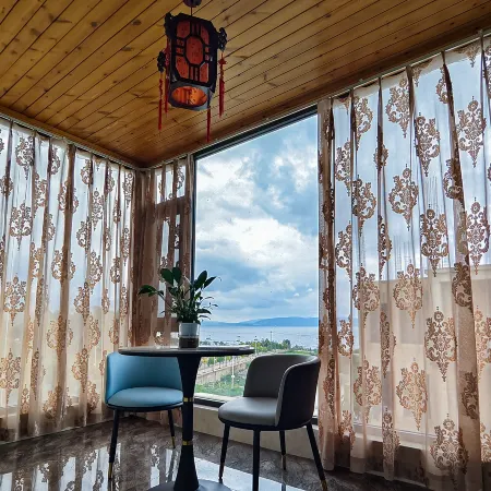 Fuxian Lake Court Inn