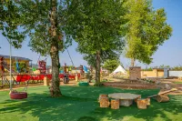 After 70 earth cave courtyard Hotel in zona Yichuan Station (Yingbin Avenue)