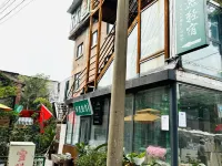 華逸輕宿飯店（ 鄭州記憶油化廠創意園店） 海滩寺附近的飯店