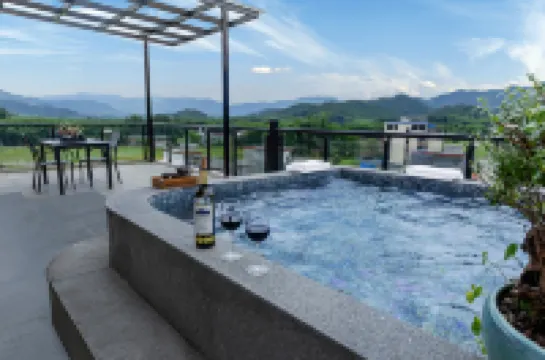 Longmen Wangjiao Lou Wenquan Homestay