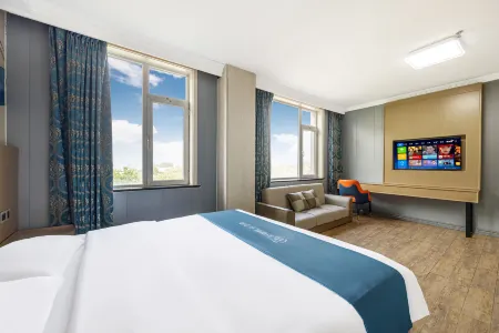 UP Huayi International Hotel Отели рядом с достопримечательностью «Bailu Park»