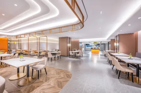 Home Lnn Premium(Urumqi International Bazaar PeoplesCinema Отели рядом с достопримечательностью «Xinjiang University Gymnasium»