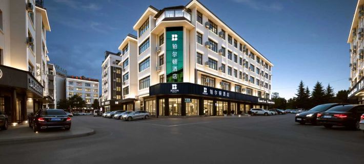 Borton Hotel (Zhaotong Wanghai Park · Wuyue Plaza Branch) Hotels in Zhaotong