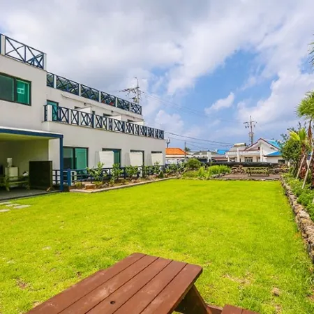 Jeju Woljeongri Badabyeol Pension Отели рядом с достопримечательностью «Пляж Джимйонг»