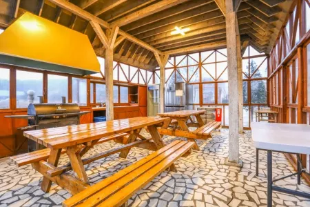 Anseong Provence Pension Отели рядом с достопримечательностью «럭셔리 안성 M 글램핑카라반»