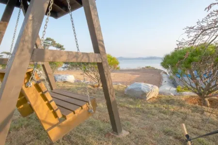 Seosan Woongdo Story Pension Отели рядом с достопримечательностью «Beolcheon Auto Campground»