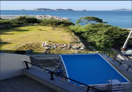 Geoje Island the Grace Pension Отели рядом с достопримечательностью «Geoje Haegeumgang ("Mount Kumgang of the sea")»