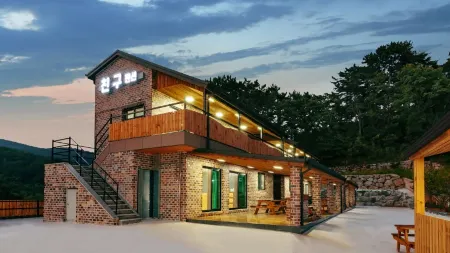 Tongyeong Friend Pension Отели рядом с достопримечательностью «Skyline Luge Tongyeong»