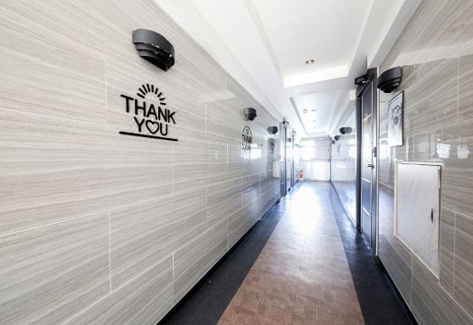 필호텔 넷플릭스가 설치된 편안한 객실 내부