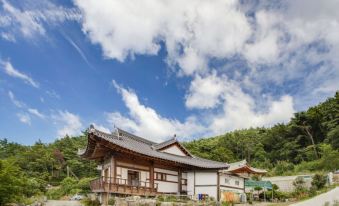 Wando Cheonghaejin Hanok Pension