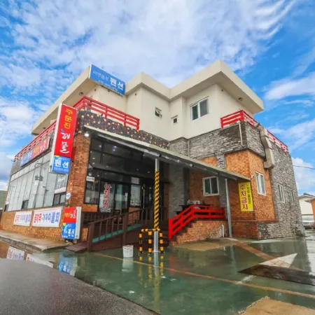 Gangneung C and Blue Pension Отели рядом с достопримечательностью «Библиотека «Сунджу»»