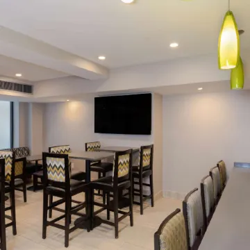 La Quinta by Wyndham New York City Central Park Отели рядом с достопримечательностью «Культурный центр Линкольн-центр»