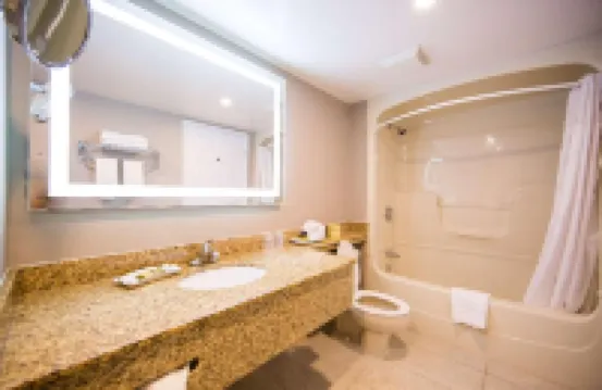 Best Western Plus Ottawa Kanata Hotel  Conference Centre Hotel berhampiran Britannia Yacht Club