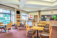 La Quinta Inn & Suites by Wyndham Atlanta Ballpark/Galleria Hotels in Smyrna