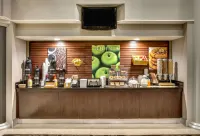 La Quinta Inn & Suites by Wyndham Dallas - Addison Galleria - breakfast
