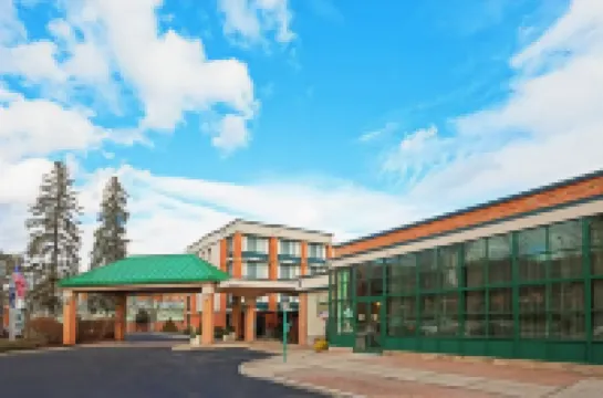 Holiday Inn SARATOGA SPRINGS by IHG Отели в г. 
