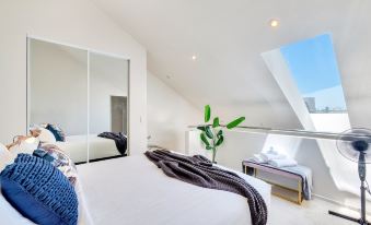 Central 3 Bed, Loft Apartment in the CBD w Parking