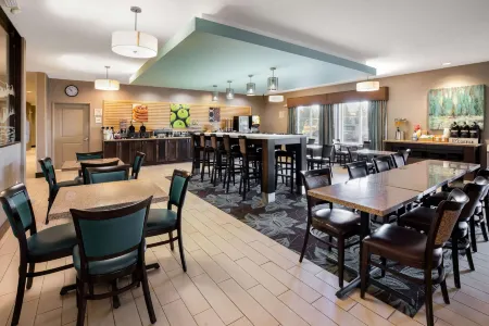 La Quinta Inn & Suites by Wyndham Bellingham Отели рядом с Аэропорт Беллинэм