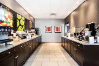 La Quinta Inn & Suites by Wyndham Lynchburg at Liberty Univ. - parking