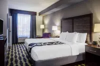 La Quinta Inn & Suites by Wyndham Lynchburg at Liberty Univ. - parking