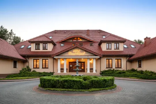 โรงแรม ดโวเร็ก ทรีอุมฟ์ ดอมโบรฟสกี้ สปูลก้า ยาวน่า โรงแรมใน