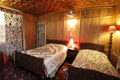 Houseboat New Golden Flower Hotels in 