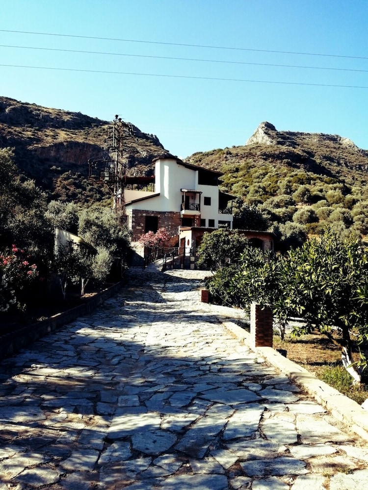 Pir Efes Konakları