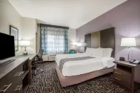 La Quinta Inn & Suites by Wyndham Fairborn Wright-Patterson Hotel dekat Park University