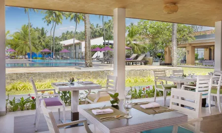 Avani Kalutara Resort Отели рядом с достопримечательностью «Sri Kannangararamaya»