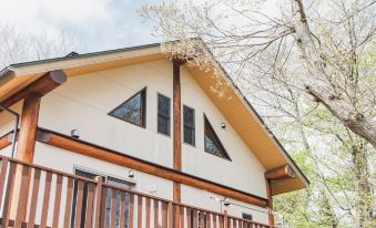 Izu House Luxury Log with Cozy Fireplace