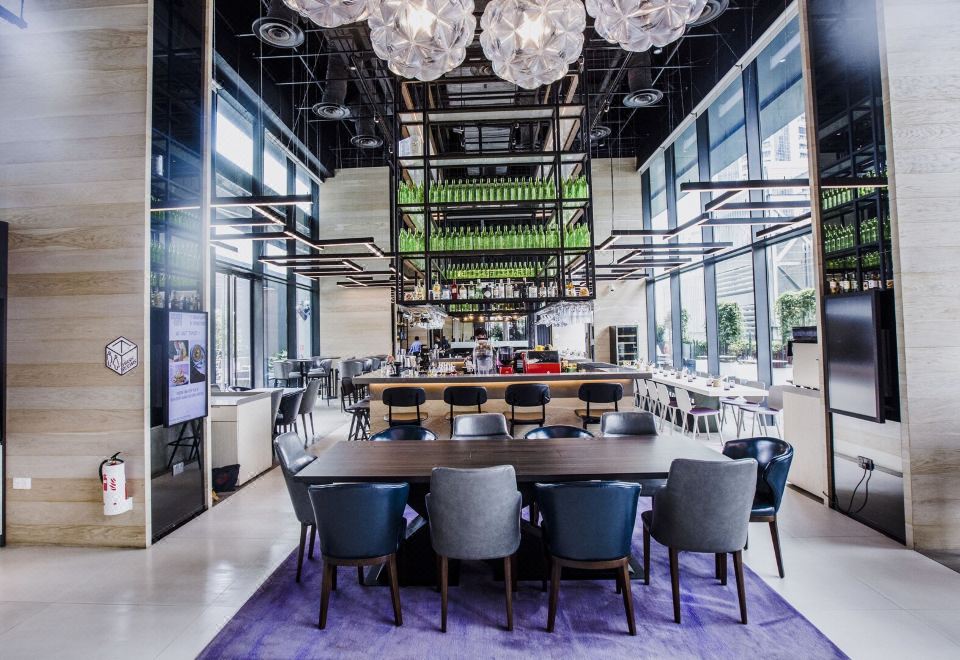 요텔 싱가포르 오차드 로드의 바 공간