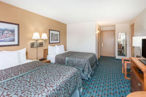 Days Inn by Wyndham Kirksville - parking