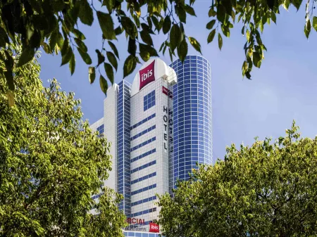 Ibis Paris Porte de Montreuil Отели рядом с достопримечательностью «Point de vue de la grande traverse - Parc Jean Moulin»