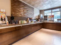 La Quinta Inn & Suites by Wyndham Seattle Downtown Hotels near Amazon Spheres