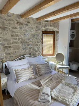 Sea View Apartment in an Historic Castle for 4 Guests Отели в г. Opcina Kastela