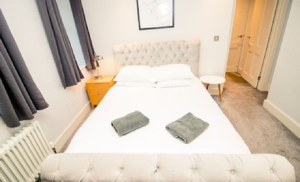 Amazing Location Central Characterful Apartment - Housity