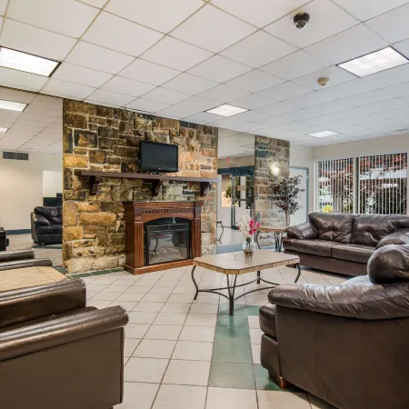 Econo Lodge Inn & Suites