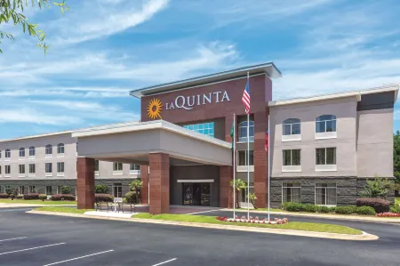 La Quinta Inn & Suites by Wyndham Columbus North Отели рядом с достопримечательностью «Columbus State University Department of Theater»
