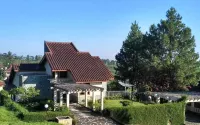 Villa Ciater Highland 3 Br Deluxe Hôtels à : Sagalaherang