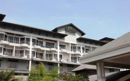 Thistle Port Dickson Resort Отели рядом с достопримечательностью «Порт Диксон Бич»