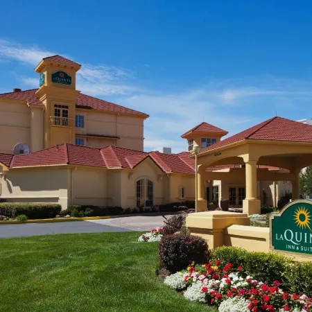 La Quinta Inn & Suites by Wyndham Salt Lake City Airport Отели рядом с Аэропорт Солт-Лейк-Сити