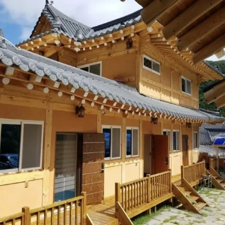 Sinseonbong Hanok Pension in Chungju Отели рядом с достопримечательностью «Храм Токчуса»