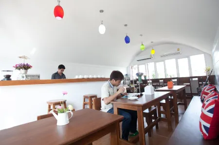 Fantasy Resort Chainat Отели рядом с достопримечательностью «Wat Saphan»