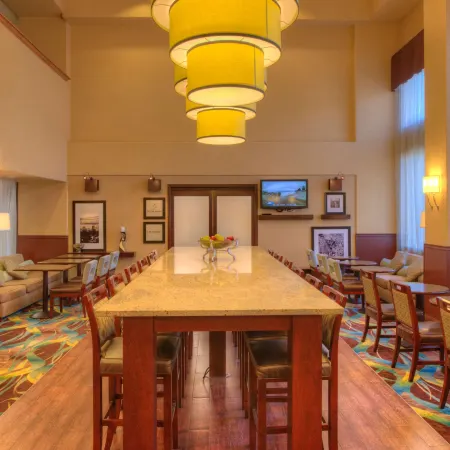 Hampton Inn & Suites Ontario