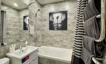 Studio apartment in the center with white bedding, perfectly clean, with a large mirror