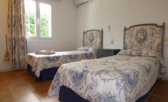 a hotel room with two beds , one on the left side and another on the right side of the room at Villa Romana Bonaire