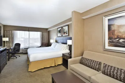 Holiday Inn Express & Suites Kingston Central Отели рядом с достопримечательностью «St. Andrew's Presbyterian Church»